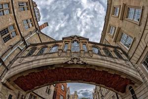 ponte dos suspiros de oxford no céu nublado foto