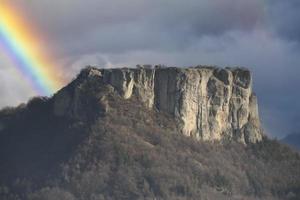 um arco-íris sobre a pedra de bismantova uma formação rochosa nos apeninos toscanos-emilianos foto