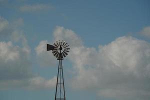 moinho de vento de água no céu nublado foto