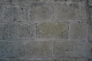 grafite de pedra da vila medieval de medina em edifício em malta foto