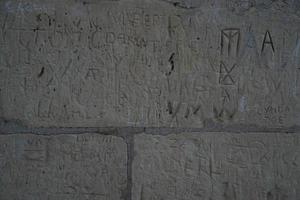 grafite de pedra da vila medieval de medina em edifício em malta foto