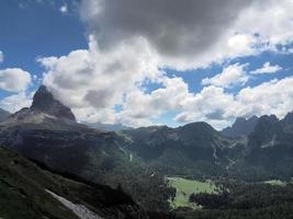 montanhas dolomitas vista do vale de badia panorama foto