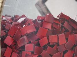 bilhetes vermelhos de loteria dentro da máquina de sorteio de cédulas foto