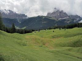 montanhas dolomitas vista do vale de badia panorama foto