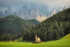 igreja de ranui no vale de funes do sul do tirol dolomitas itália foto