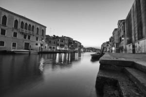 visão noturna de veneza em preto e branco foto