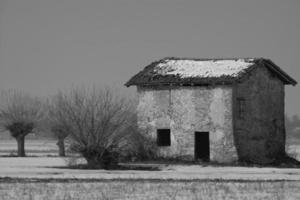 antiga casa de tijolos coberta de neve foto