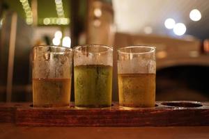 Taça de cidra fresca em detalhe de bar em uma vinícola do estado de Nova York foto