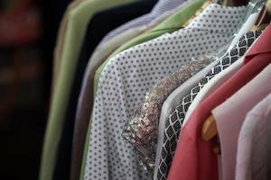 roupas usadas vintage para venda dentro de uma loja foto