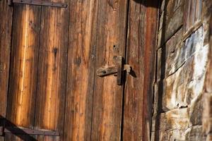 velha porta de casa de cabana de madeira foto