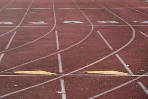 executando o detalhe da pista de corrida de pistas de atletismo foto