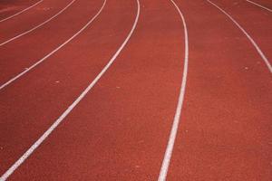 executando o detalhe da pista de corrida de pistas de atletismo foto