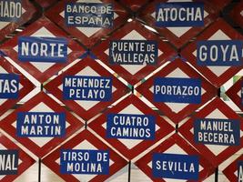 muitas placas de estação de metrô em madrid espanha foto