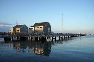 vista do porto de nantucket ao pôr do sol foto