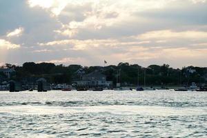 vista do porto de nantucket ao pôr do sol foto