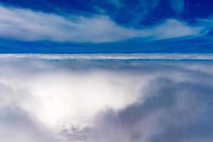 nuvens no céu da janela do avião foto