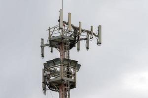 torre de antena de comunicação celular de telecomunicações em fundo branco foto