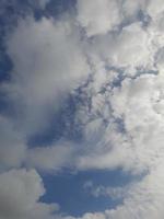 lindas nuvens brancas sobre fundo de céu azul profundo. elegante imagem de céu azul à luz do dia. grandes nuvens fofas e brilhantes cobrem todo o céu azul. foto