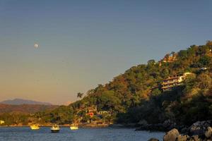 paisagem da praia de zihuatanejo em guerrero foto