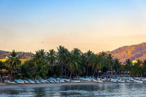 paisagem da praia de zihuatanejo em guerrero foto