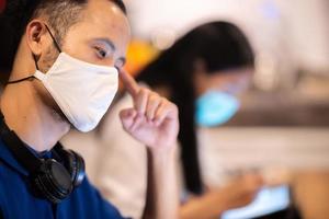 equipe criativa usando máscaras em um espaço de trabalho colaborativo foto