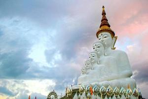estátuas de Buda na frente do céu em wat phra thart pha kaew foto