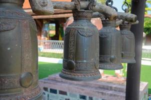 sinos de bronze antigos em um templo budista foto