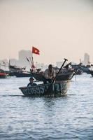 dois homens no barco foto