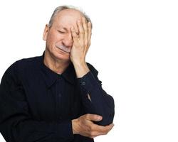homem idoso sofre de dor de cabeça foto