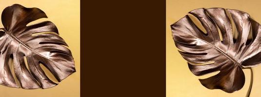 banner de publicidade de luxo com duas folhas de monstera de bronze dourado em tecido de seda e com espaço de cópia de cor chocolate. foto