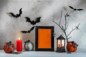 decorações festivas de hallowen na mesa de madeira branca em pano de fundo texturizado. brincar. copie o espaço. foto