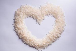coração de arroz em fundo branco foto