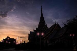 silhueta wat sothon wararam worawihan foto