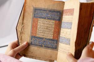 um alcorão que remonta a 800 anos o livro dos muçulmanos é uma caligrafia foto