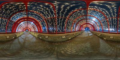 noite esférica 360 panorama em túnel de passagem subterrânea festivamente iluminado com arco de moldura vermelha e cúpula transparente e escada de concreto em projeção equiretangular contínua, para conteúdo vr ar foto