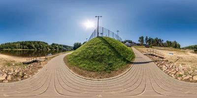 vista panorâmica hdri 360 esférica sem costura completa na passarela com cerca perto do rio em projeção equiretangular, conteúdo vr foto