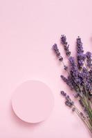 pódio, palco ou pedestal com vista superior de flores de lavanda. maquete para produtos cosméticos foto