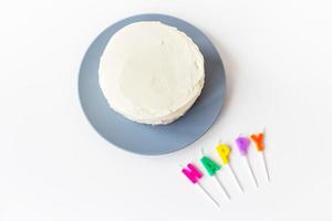 preparando-se para um bolo de aniversário, a inscrição felicidade em um biscoito cremoso. feriado surpresa e conceito de aniversário. foto
