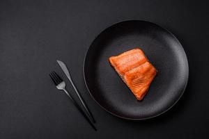 bife de peixe vermelho salmão assado delicioso com especiarias e ervas foto