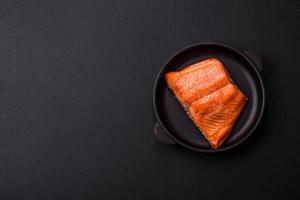 bife de peixe vermelho salmão assado delicioso com especiarias e ervas foto