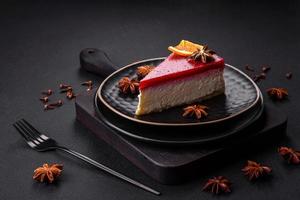 delicioso bolo de queijo doce com geléia de framboesa em uma placa de cerâmica preta foto