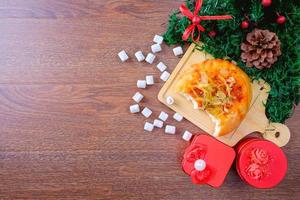 cena de natal com pão e marshmallows foto