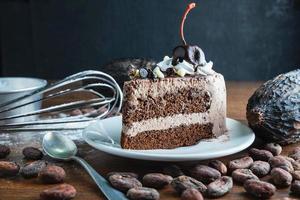 lindo pedaço de bolo de chocolate foto