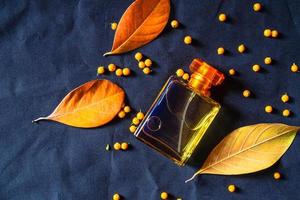 frasco de perfume dourado foto