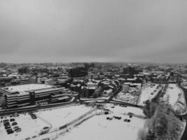 vista de alto ângulo da cidade em preto e branco clássico após a queda de neve foto