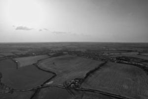 vista de alto ângulo da paisagem britânica em estilo clássico preto e branco foto