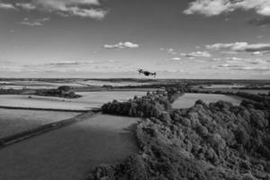 vista de alto ângulo da paisagem britânica em estilo clássico preto e branco foto