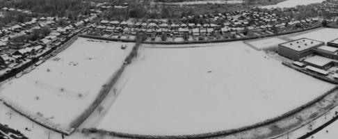 vista de alto ângulo da cidade em preto e branco clássico foto