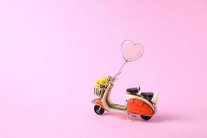 cartão de São Valentim, scooter vintage com balão hert foto