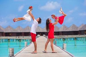 maldivas, sul da ásia, 2020 - pais se divertindo com crianças em um resort de verão foto